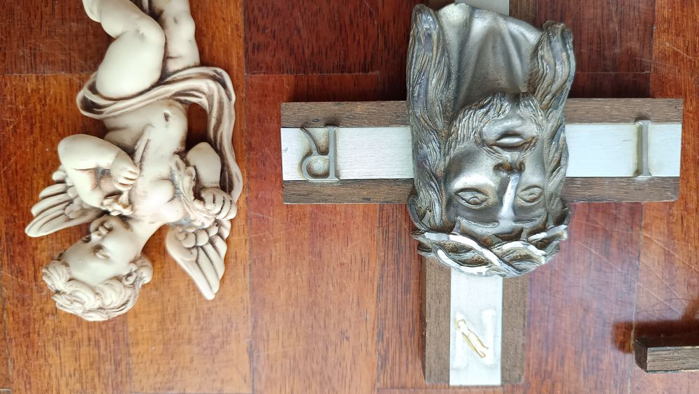 Crucifixos e anjinho