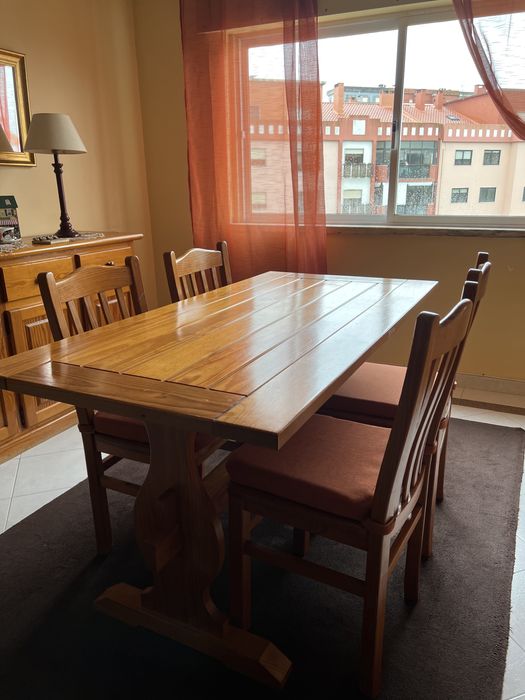 Aparador, mesa, 6 cadeiras e tapete