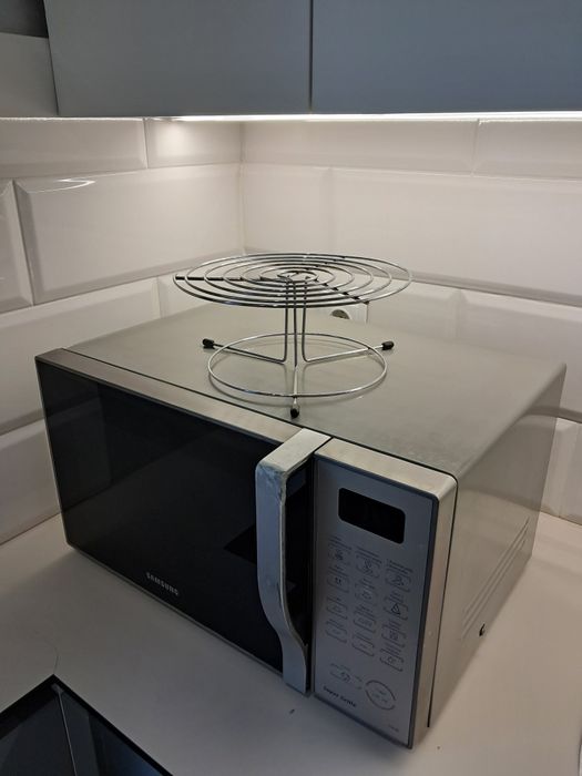 Мікрохвильова піч SAMSUNG  Super Grille2 в гарному стані ,сенсорна панель,об'єм 23л,та внутрішнє покриття з біокерамічної  емалі