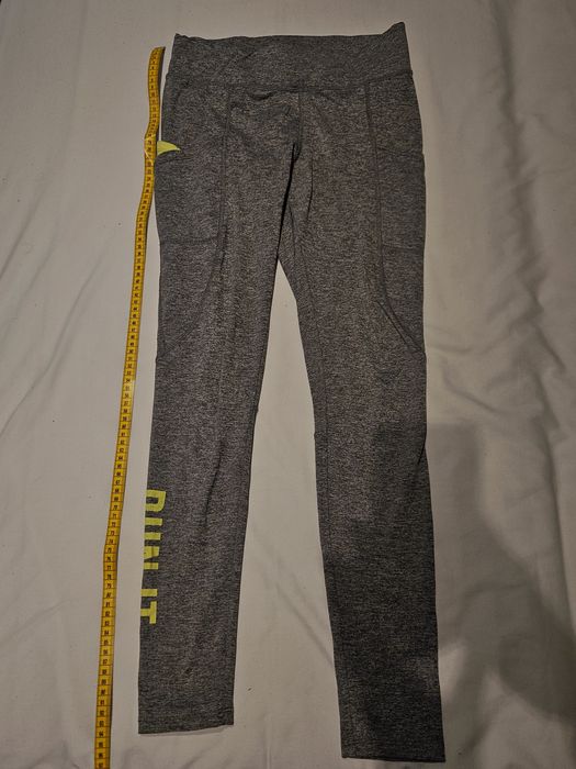 Szare legginsy uzywane z zoltym nadrukiem