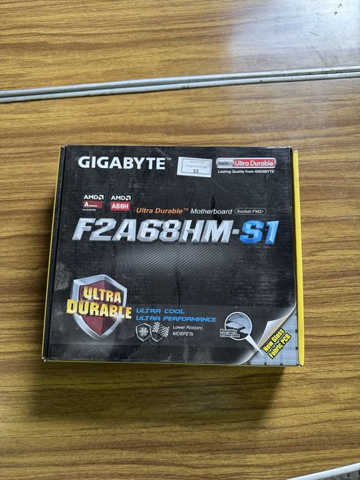 Материнська плата gigabyte