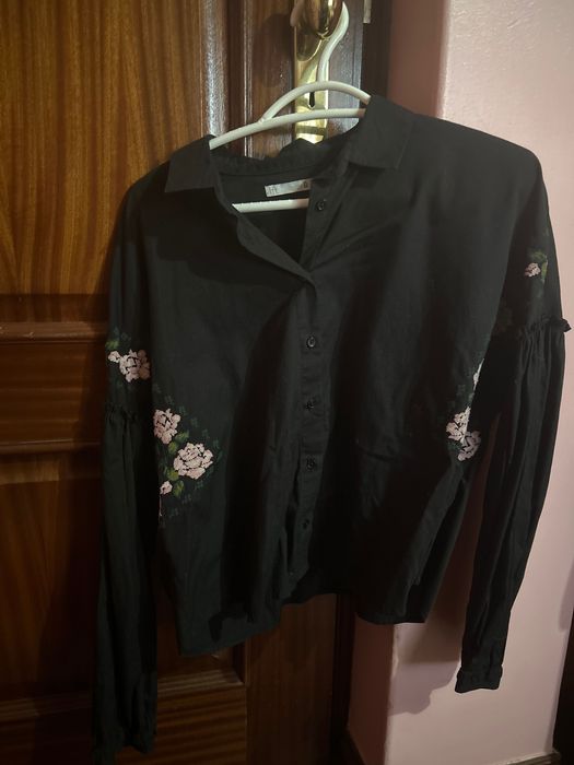 Camisa preta elegante com pormenor bordado