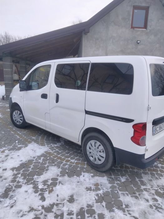 Нісан нв 200 пасажир