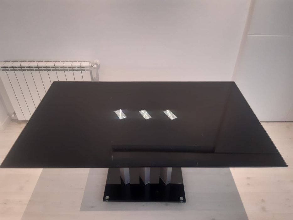 Mesa em vidro preto