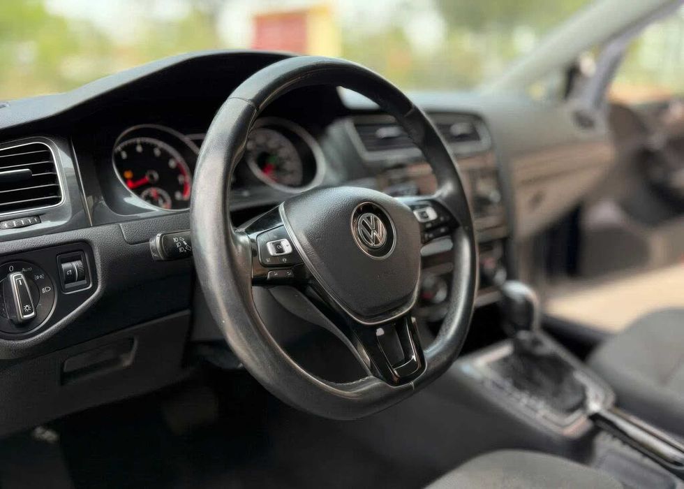 Volkswagen Golf      2020