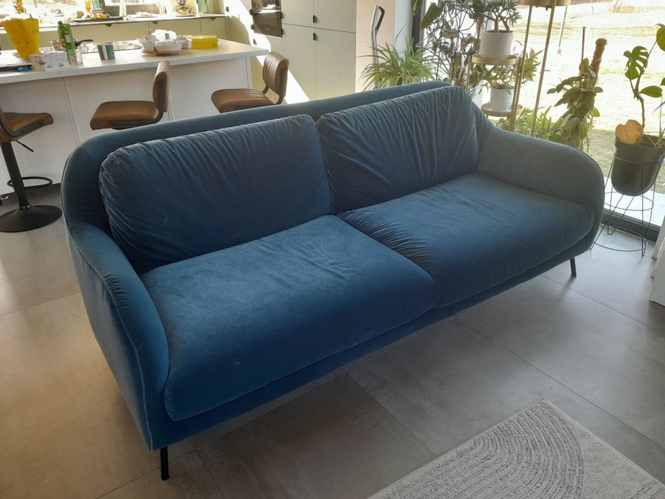 Niebieska sofa firmy SITS
