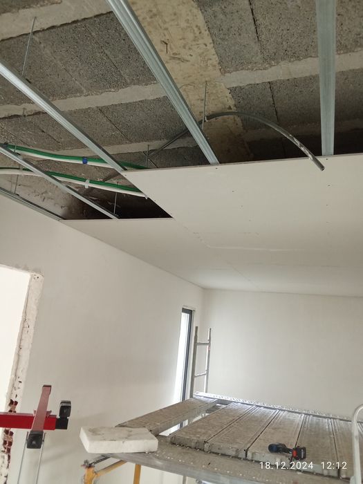 Executo trabalhos de construção