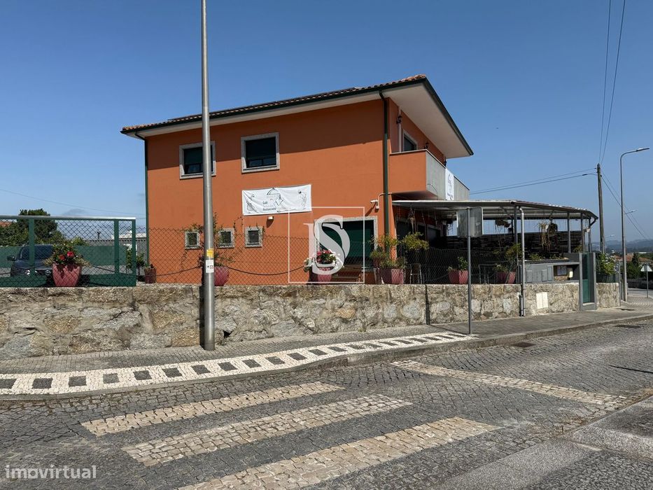 Moradia T3 + Espaço Comercial