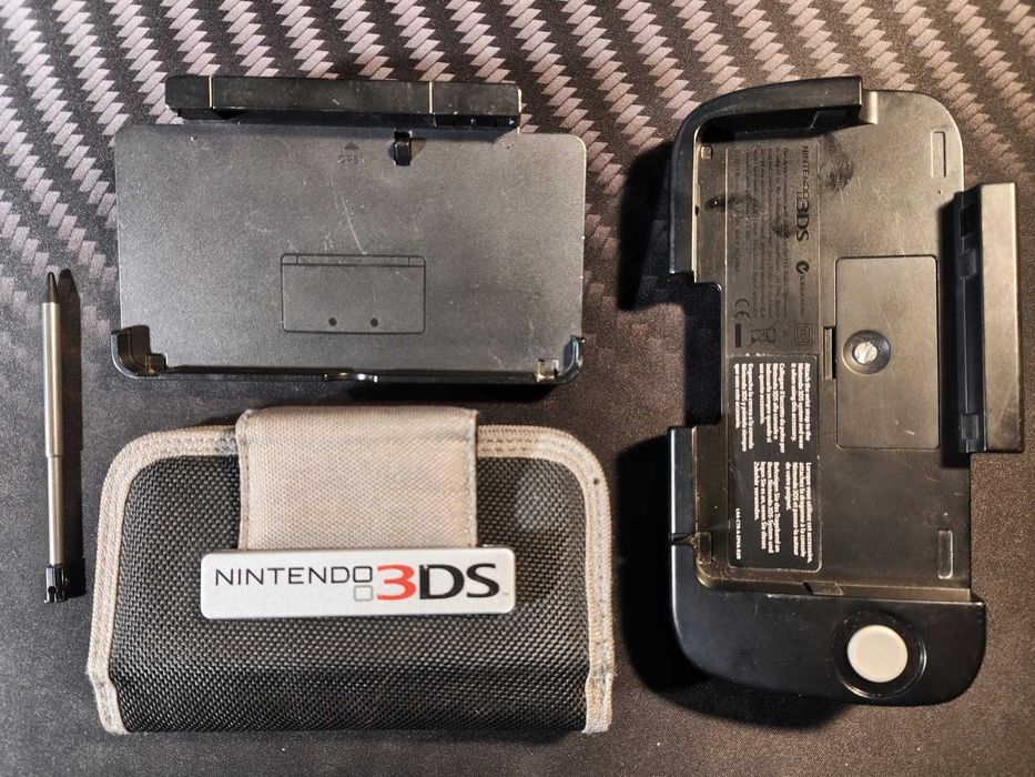Nintendo 3DS + akcesoria (CirclePad Pro + stacja dokująca)