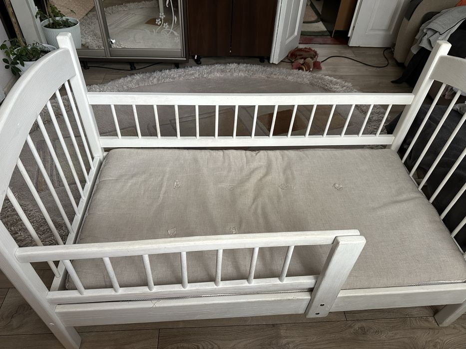 Дитяче деревʼяне ліжко 70*1,40 +матрас, постіль