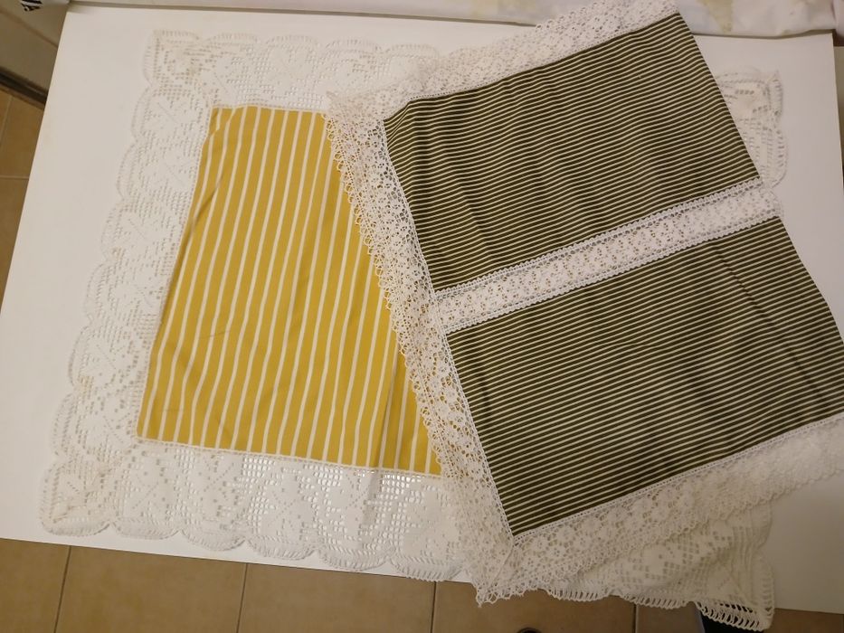 Dois naperons com renda em estado novo