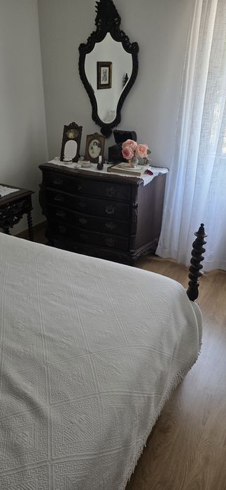 Quarto de casal em madeira de castanho