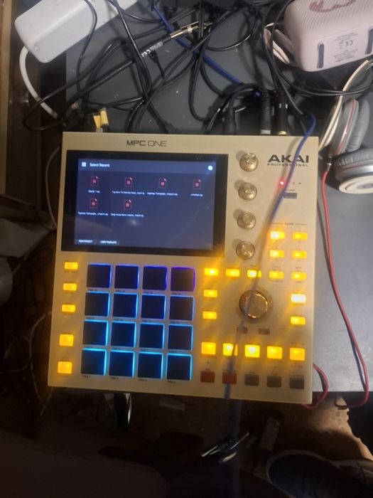 Akai mpc one clasik kpl z pudełkiem karta pamięci sprzedam 2700 lub zamienię za tel Samsung s 23 24 25 ultra  lub Apple 16 pro max 15 pro max