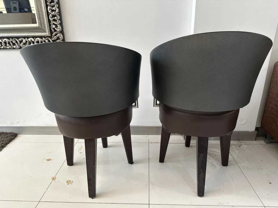 Par de Cadeiras de Design — Assento em Pele