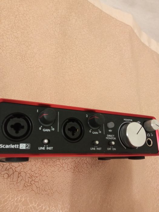 Звуковая карта для записи вокала в высоком качестве  на компьютере Focusrite scarlet2i2