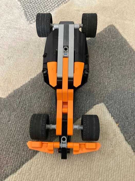 Samochód LEGO Technic czarny zdobywca dróg 42026
