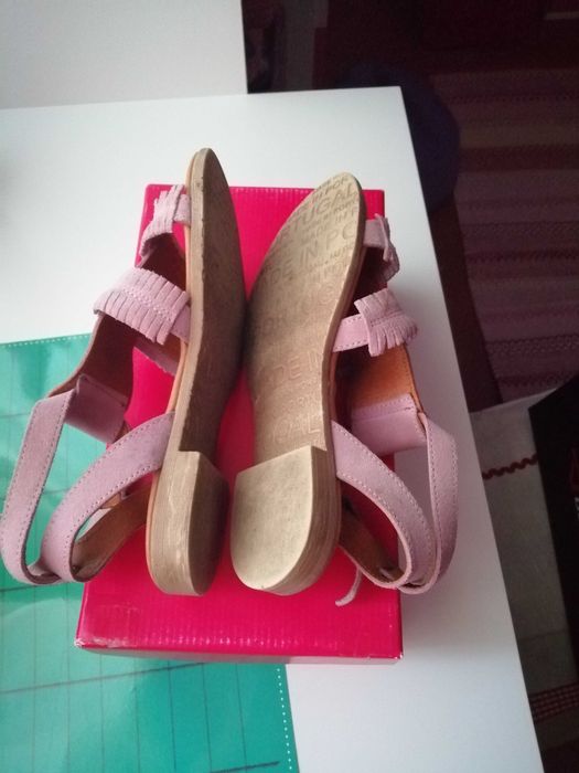 Sandálias Tapadas 37 em pele, pouco uso, ótimo estado!