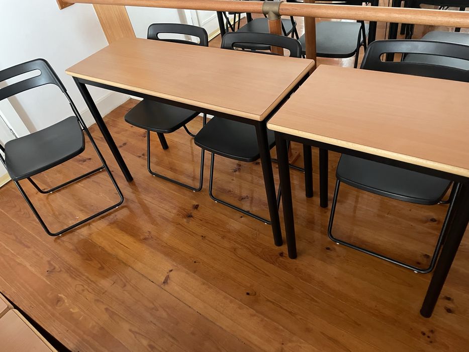 Secretárias, cadeiras e quadros