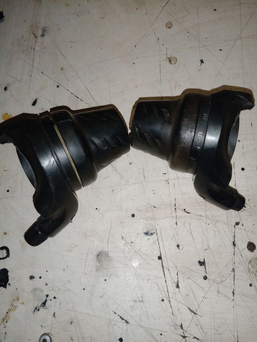 5€ 2 manetes de travão e manípulos de mudanças