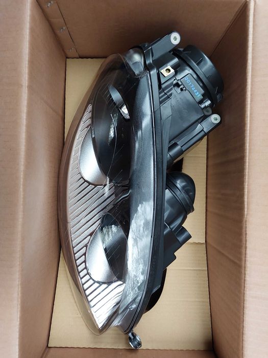 VW GOLF V  lampa przednia nowa czarna