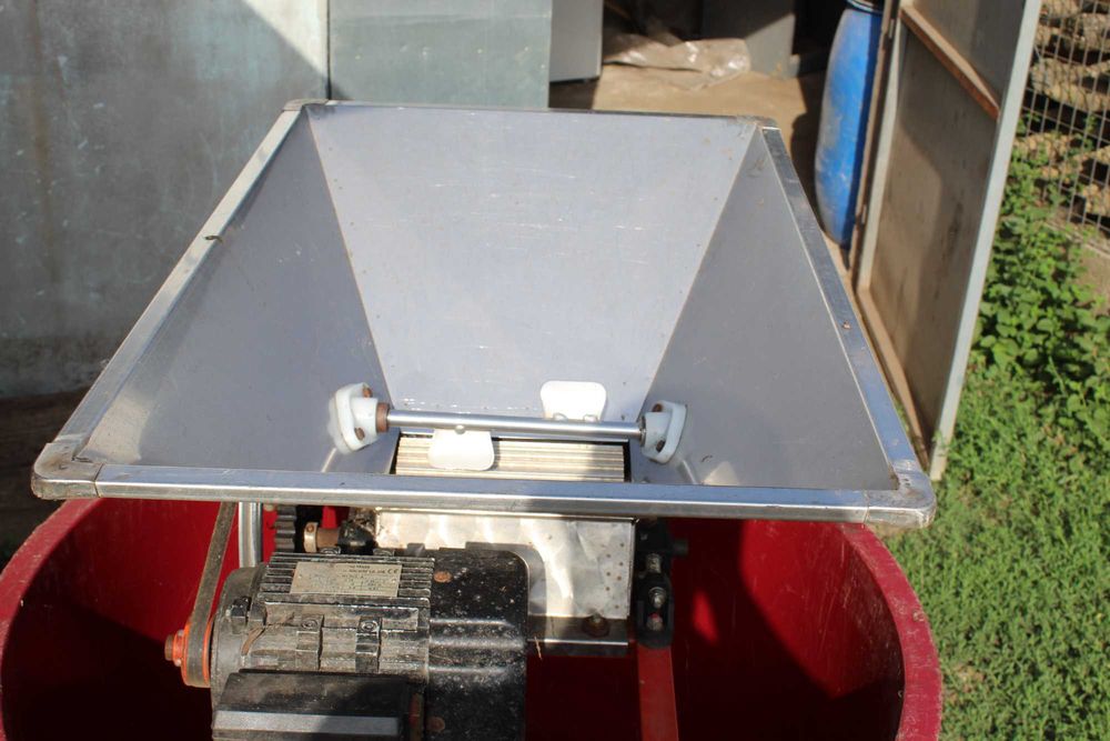 Relador de Uvas Elétrico (Funil em Inox) - 0.75kw