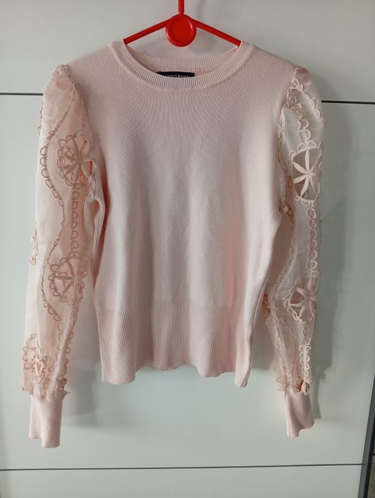 Elegancki sweter Cameo Rose pudrowy róż ozdobne rękawy S