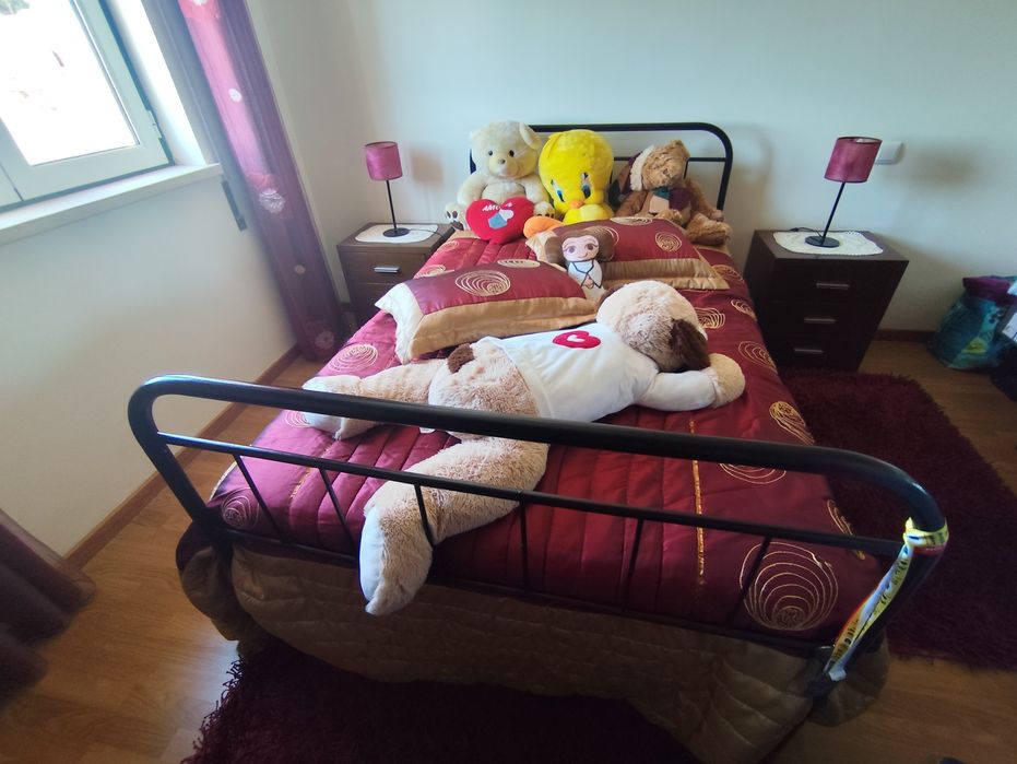 Quarto com cama ferro