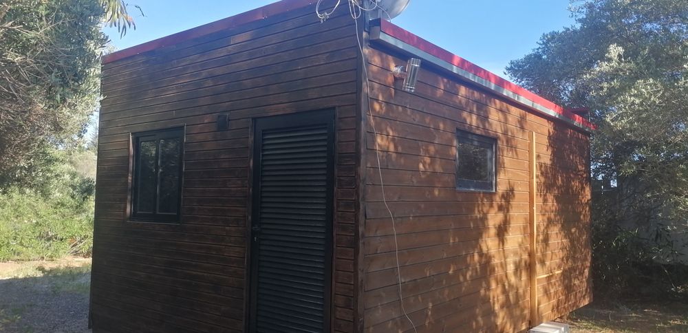 Casa pré-fabricada revestida a madeira tipo bangaló para ser levada para outro local