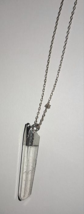 Colar com pendente transparente