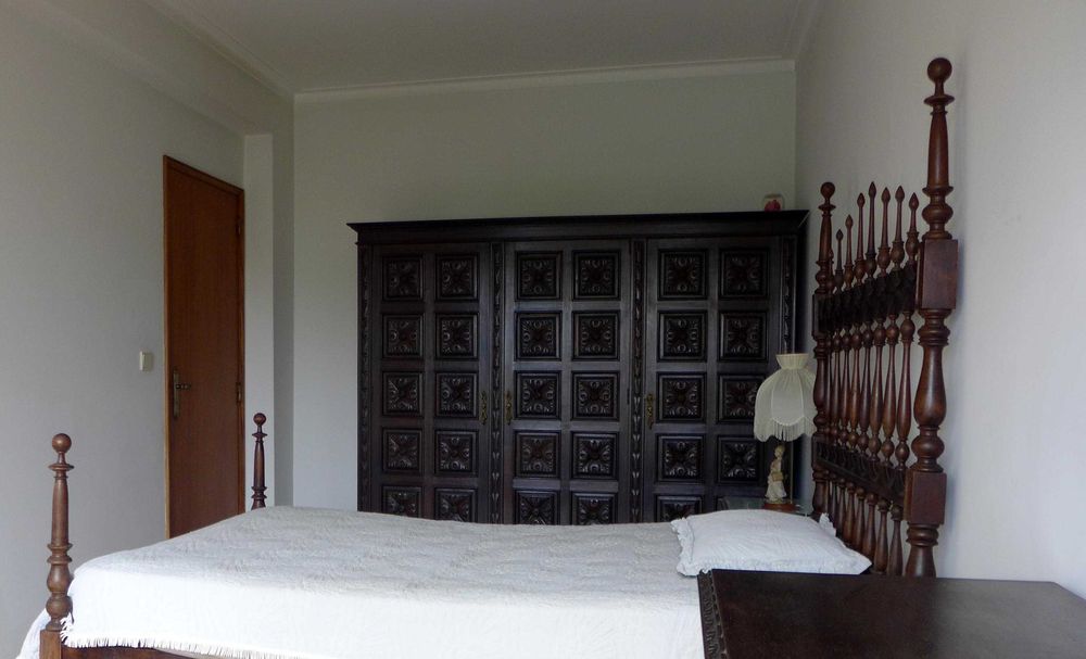 Armário grande em madeira maciça