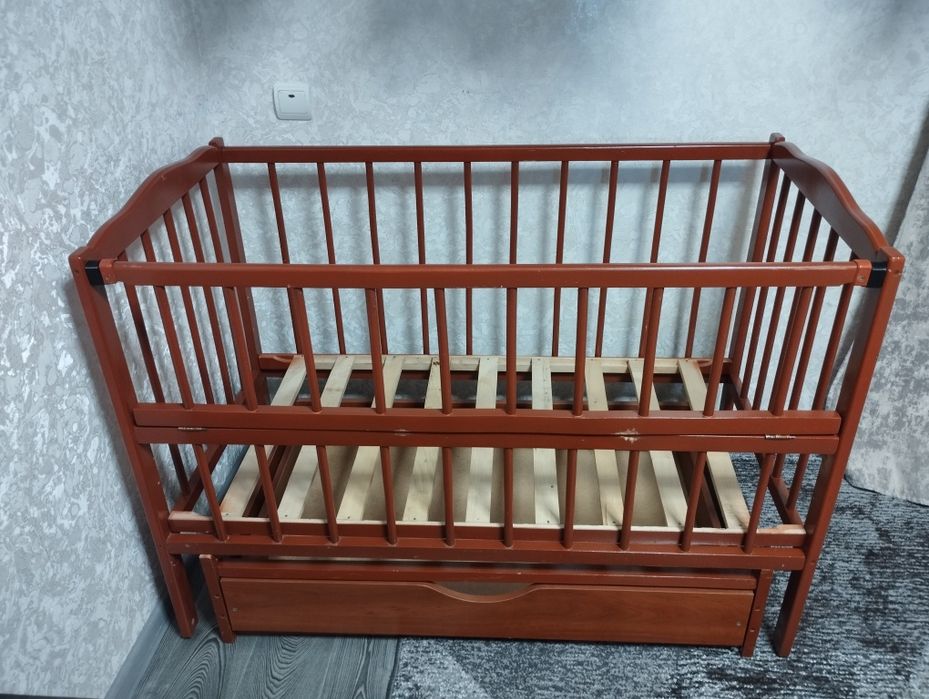 Дитяче ліжечко колиска з відкидною стінкою
