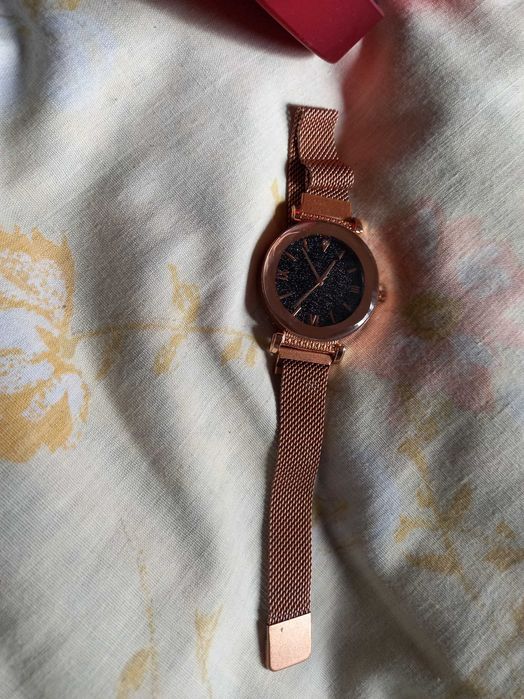 Relógio com caixa coração vermelha - em funcionamento.