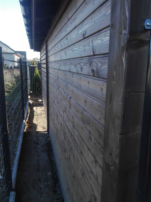 Wiata garażowa z domkiem ogrodowym