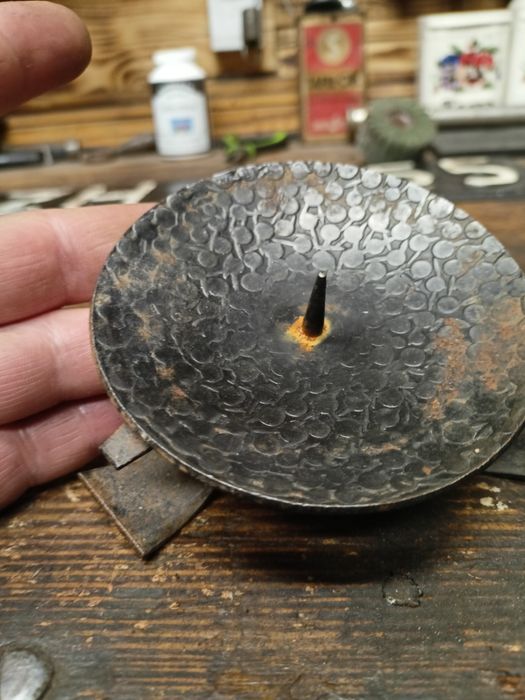Stary świecznik metaloplastyka kolekcja