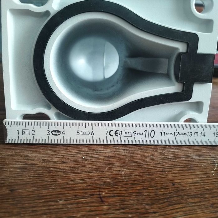 Wspornik ścienny kamery monitoringu