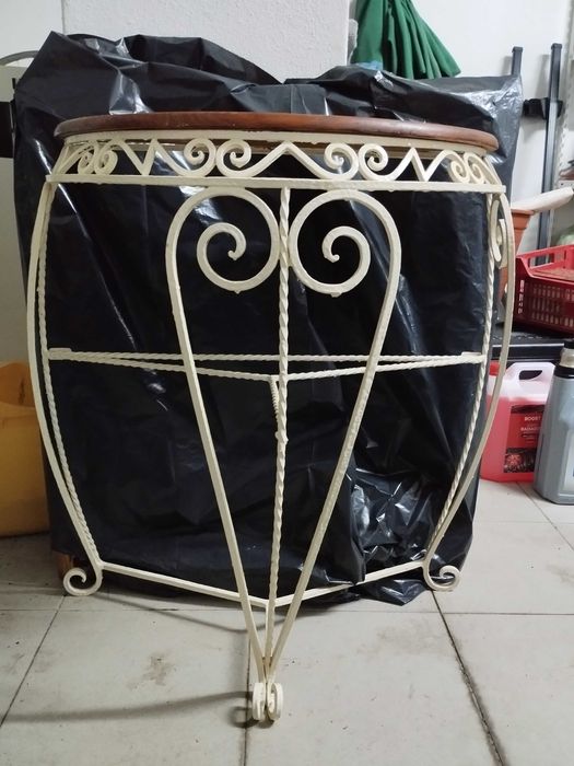 Mesa e chapeleira em ferro forjado