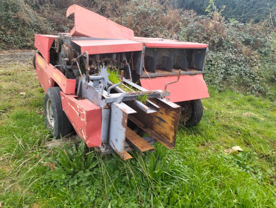 Enfardadeira a trabalhar