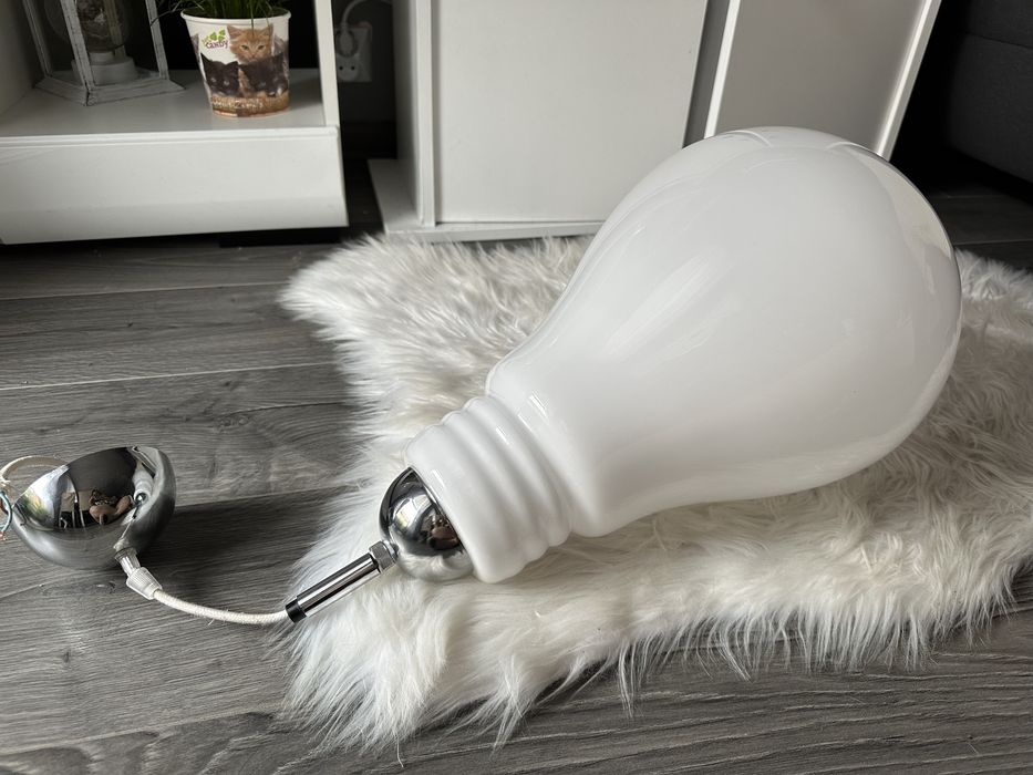 Nowoczesny żyrandol w kształcie żarowki ~