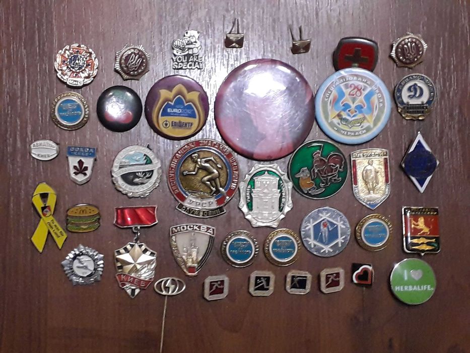 Значки родом з минулого століття.