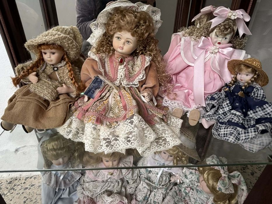 Bonecas em porcelana mais o móvel