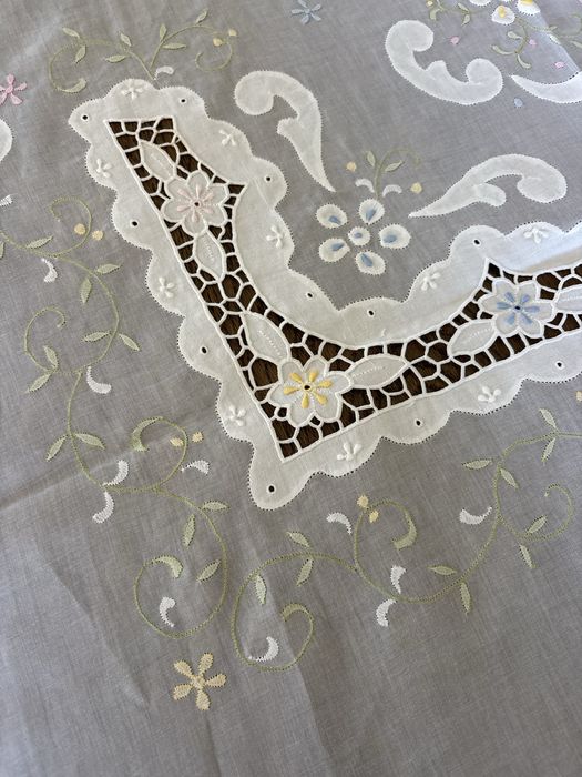 Toalha de mesa bordada à mão da Madeira com 12 guardanapos