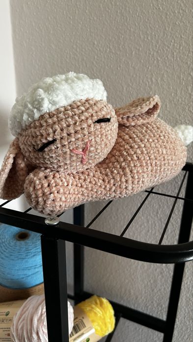 Ovelha dormindo artesanal croche snuggle doll sheep