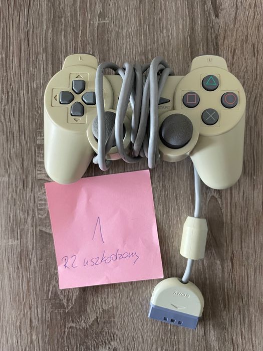 3 pady - jeden do PlayStation one, dwa do PlayStation 2