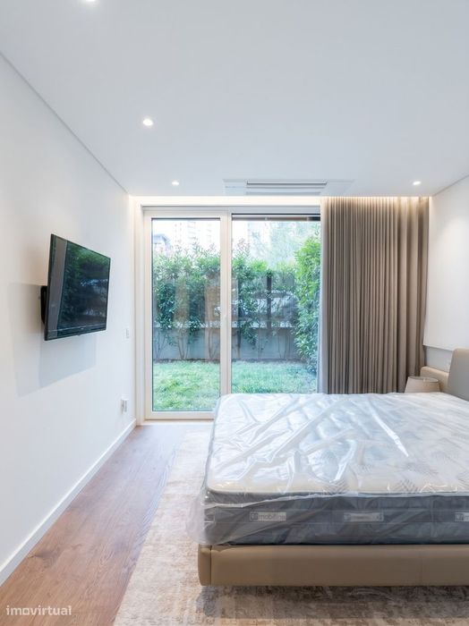 Apartamento mobilado com largo terraço no edifício Paço de Rei Plaza.