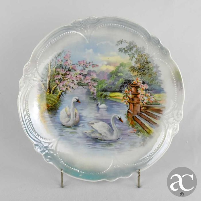 Par de pratos porcelana Europeia, decorados com lago, flores e cisnes