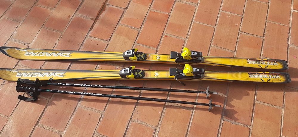 Skis, batons, botas e suporte para carro.
