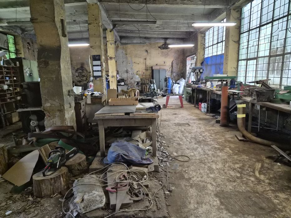 Działka przemysłowa 1390 m², budynek 200 m², wszystkie media, ogrodzenie - Więcej