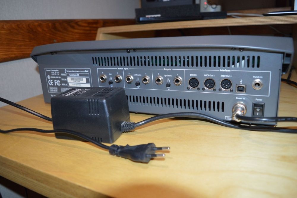 контроллер Digidesign Command 8