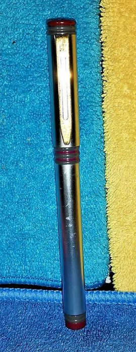 Caneta-tinteiro Waterman cromada, fabricada em França.