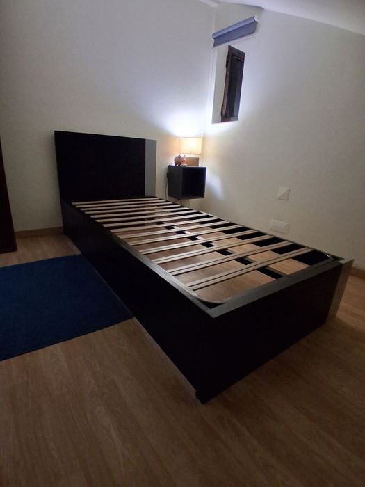 Cama com estrado